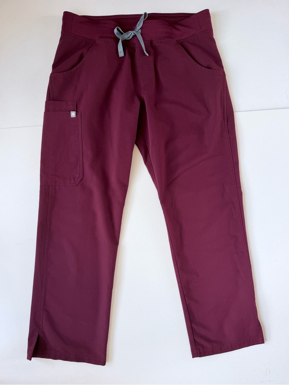 FIGS Kade Straight-Leg Cargo Scrub Pant - Medium Petite - Burgundy